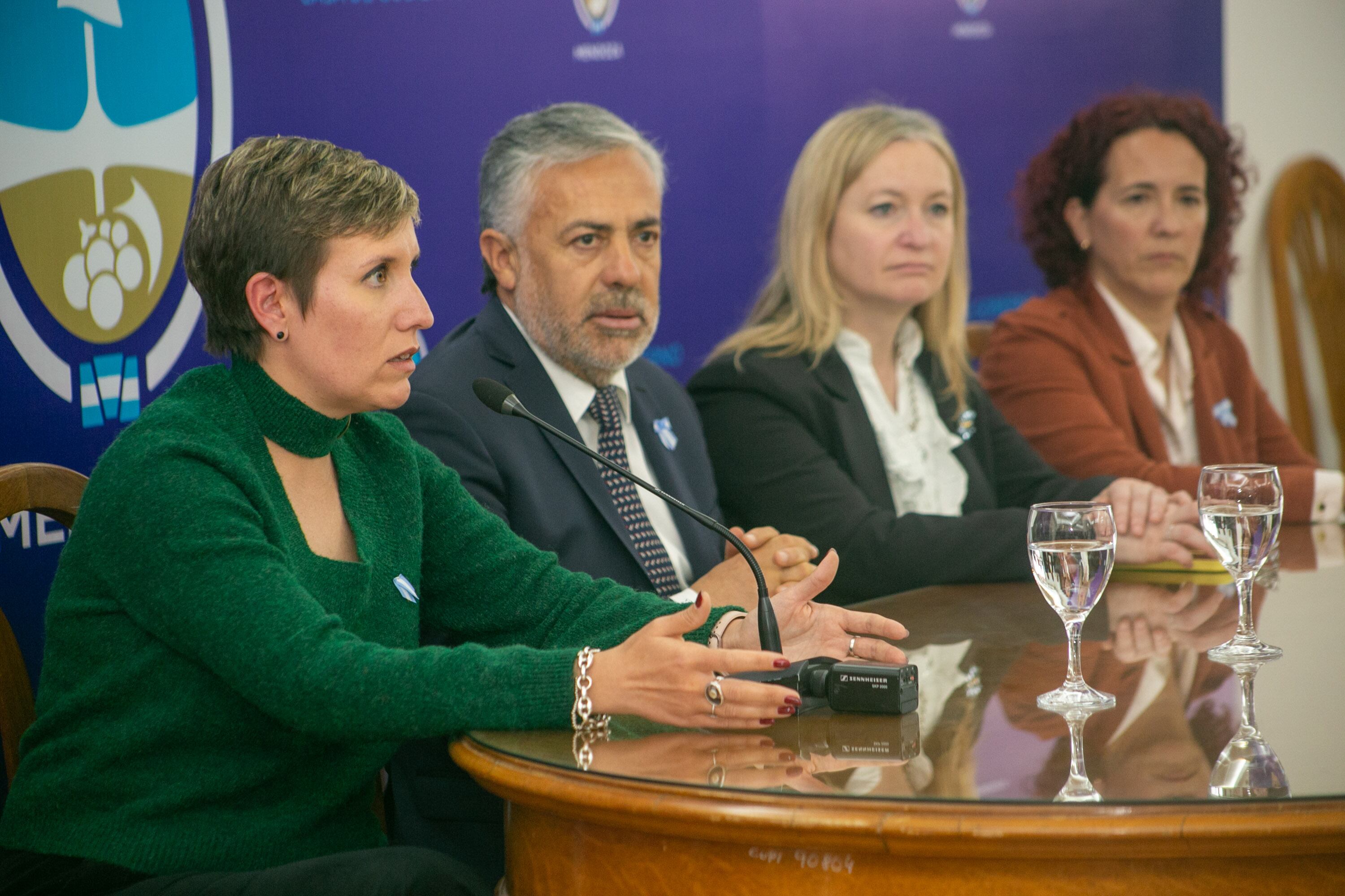 Ulpiano Suarez estuvo presente en el lanzamiento de créditos para la instalación de paneles solares.