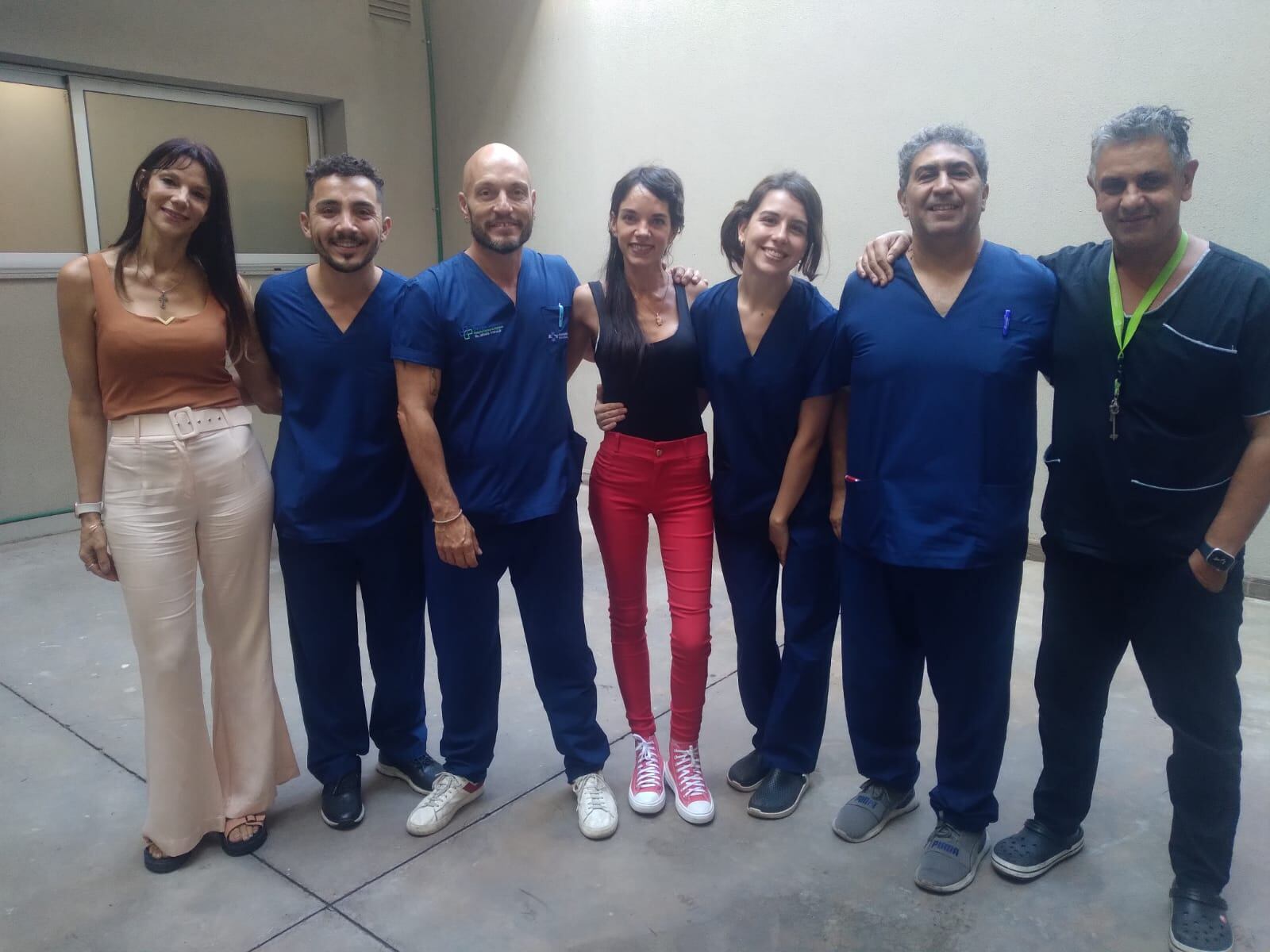 Giuliana Lucoski visitó a los trabajadores del Hospital Central que la cuidaron durante casi 2 meses. Foto: Facebook Hospital Central.