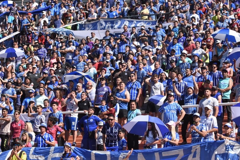 La popular local lució casi repleta en el estadio Malvinas Argentinas. / Mariana Villa ( Los Andes).