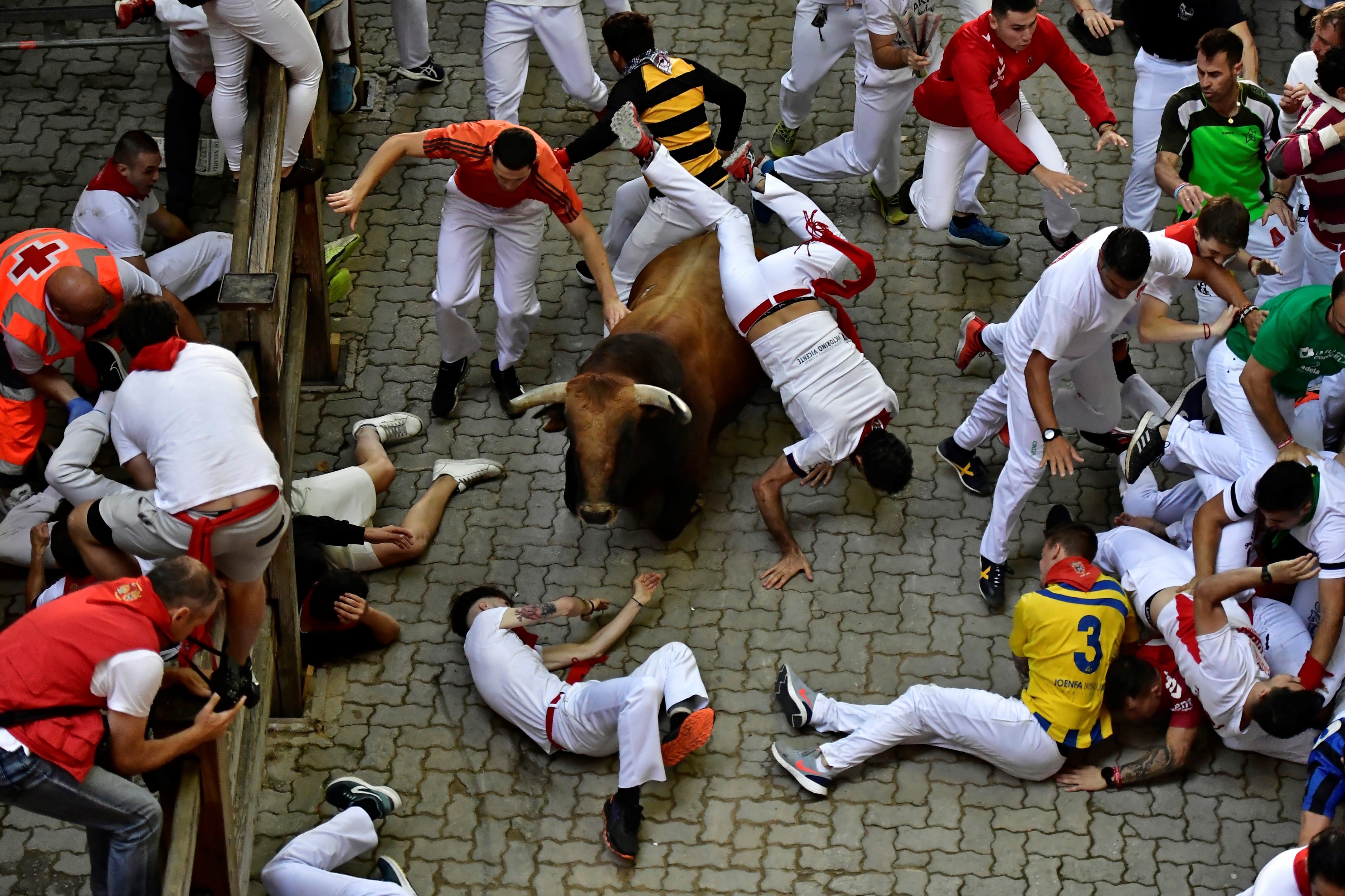 Corneados en uno de los encierros de San Fermín. (AP)