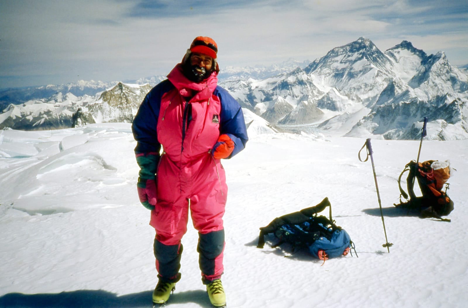 Miguel "Lito" Sanchez, en la Cima del Cho Oyu, en Invierno. 1993. Atrás se ven el Everest y el Lhotse. Fue el primer latinoamericano en conquistar un "ocho mil" en invierno. Foto: Gentileza