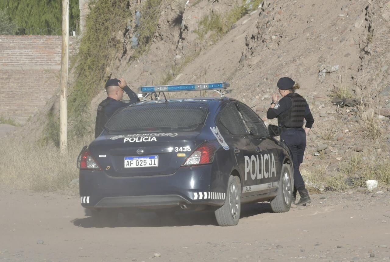 Dos personas fueron encontradas asesinadas a balazos en el Barrio Urundel de Godoy Cruz / Orlando Pelichotti.