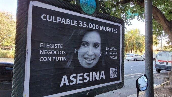 Los afiches en cuestión contra la vicepresidenta, Cristina Kirchner, que se vieron en la Ciudad de Buenos Aires.