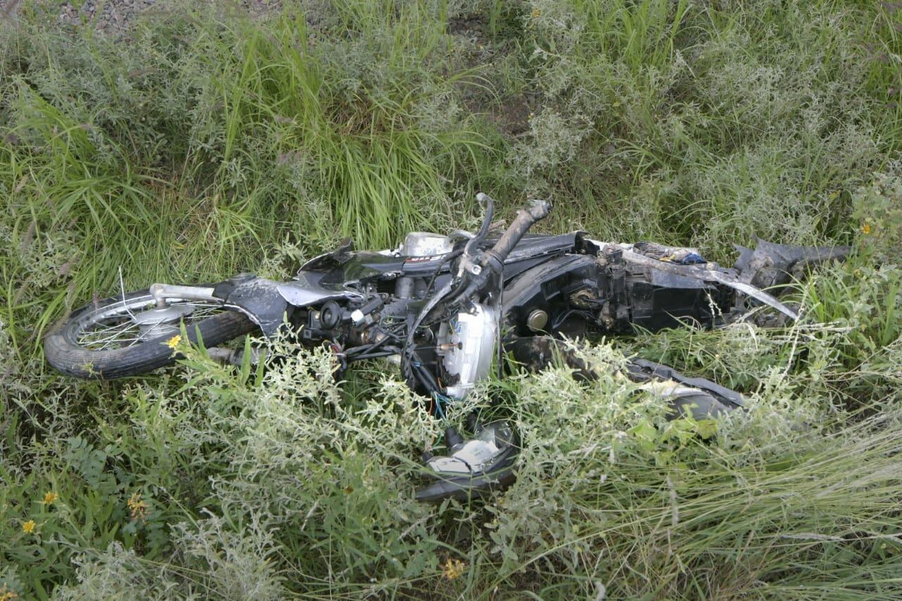 La moto salió despedida varios metros. Orlando Pelichotti/Los Andes 