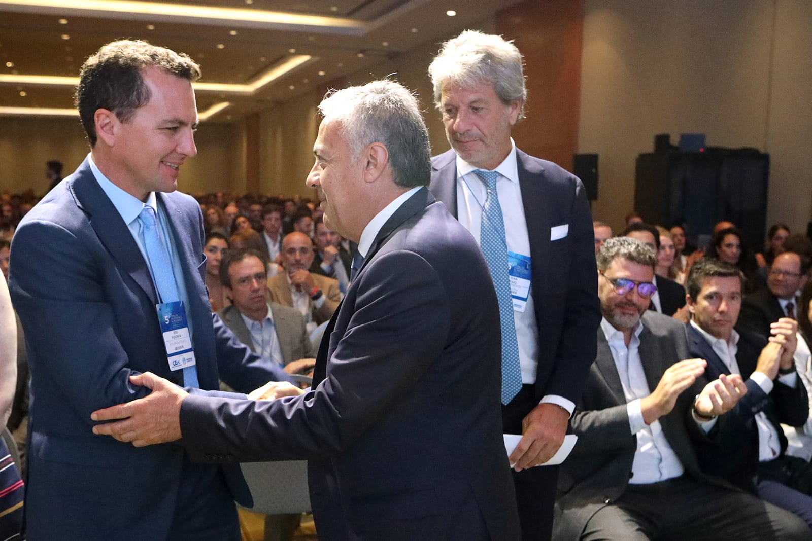 El presidente del CEM, Eduardo Pulenta, el gobernador Alfredo Cornejo y el secretario de Industria y Desarrollo Productivo de la Nación, Juan Alberto Pazo, se saludan al finalizar sus discursos. Foto: Gentileza