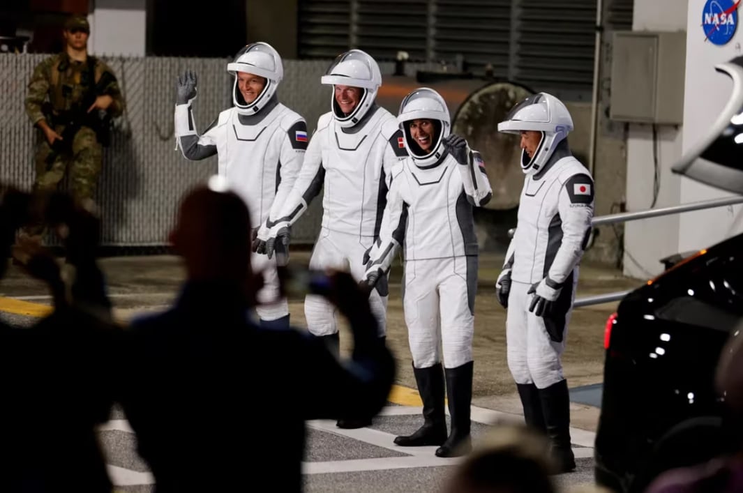 La Tripulación 7 a punto de abordar la nave espacial Crew Dragon de SpaceX, en Cabo Cañaveral. Foto: Infobae