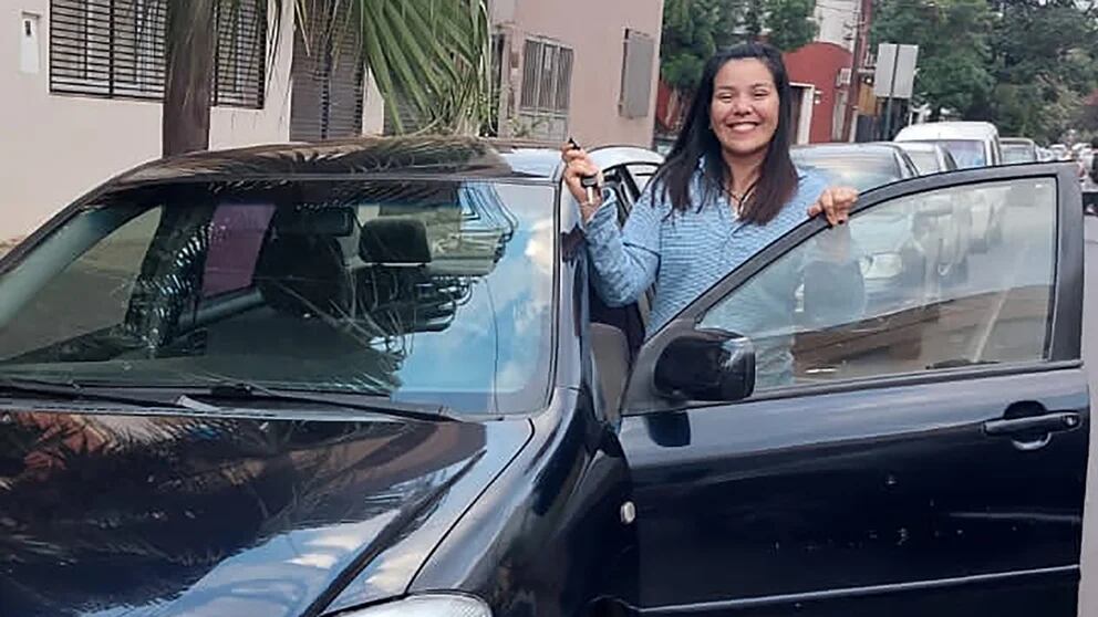 Tania Montenegro junto al auto que recibió tras la propuesta.