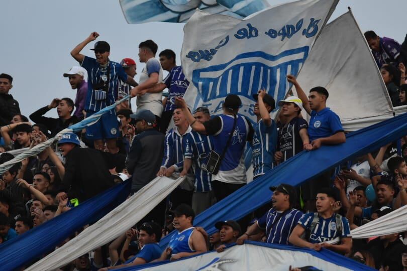 La gente del Tomba copó el Malvinas. / Mariana Villa