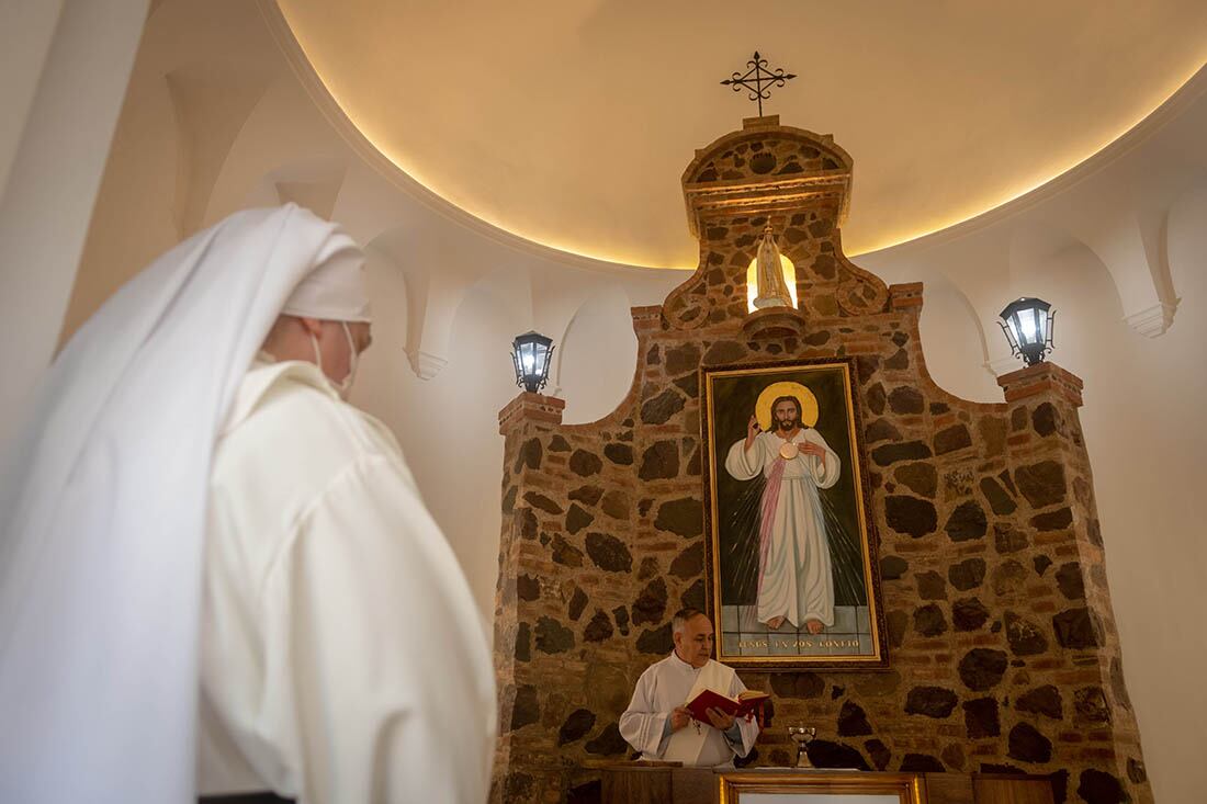 El diacono Daniel Jofre ofreciendo misa en la nueva capilla, luego de la  restauración y remodelación la capilla del Hospital Notti después de muchos meses de estar cerrada.