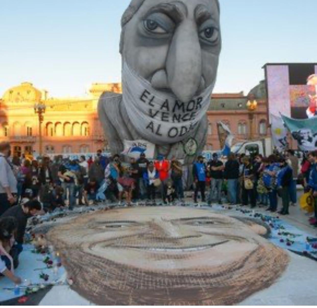 En la Plaza de Mayo y alrededor de una imagen del expresidente Kirchner, partidiarios dejaban flores a modo de homenaje.