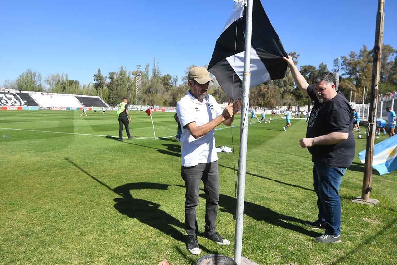 Rulo Fernandez, tras ser distinguido, izó la bandera del club frente a una gran ovación de los hinchas del Lobo. 
Foto: José Gutierrez / Los Andes 

