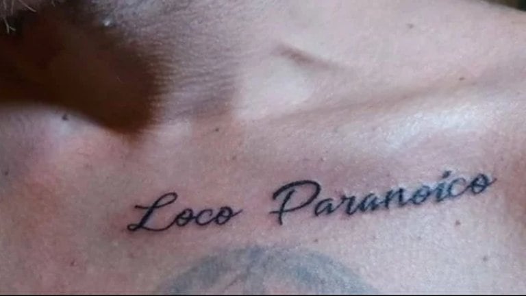 Se tatuaron la frase "Loco paranoico" y "Loca paranoica"