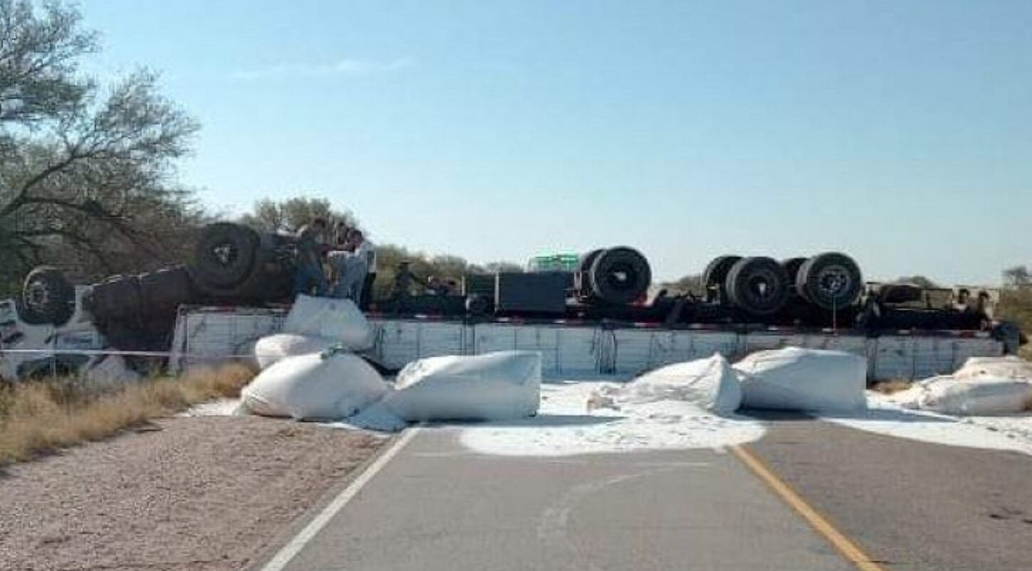 Así quedó el camión en la ruta 27 de La Rioja - 