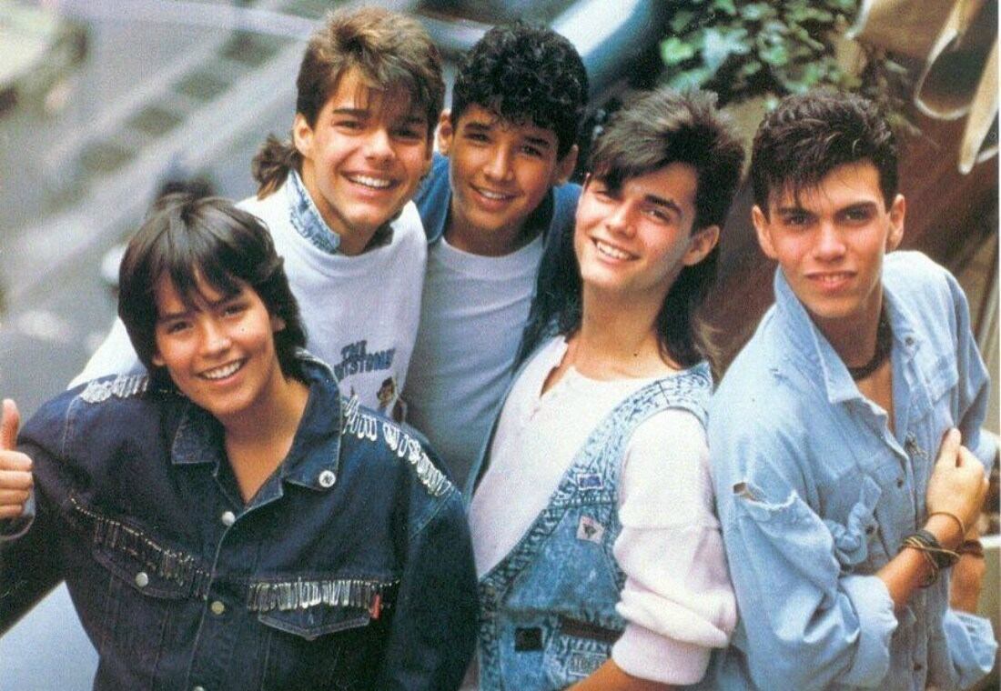 Uno de los capítulos lleva el nombre real de Ricky Martin, donde veremos su llegada a la banda en 1984.