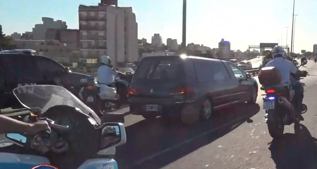 Una caravana multitudinaria acompaña el traslado del féretro de Diego Maradona. / Gentileza.