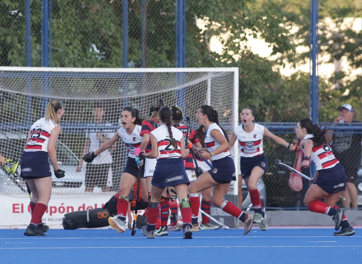 Las chicas de Marista de Mendoza festejan un nuevo campeonato para su historial.