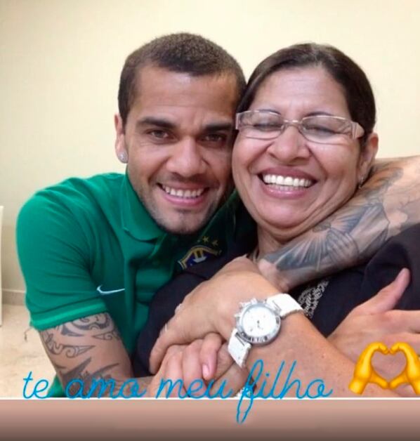 Dani Alves junto a Lucía, su madre. Foto: Instagram