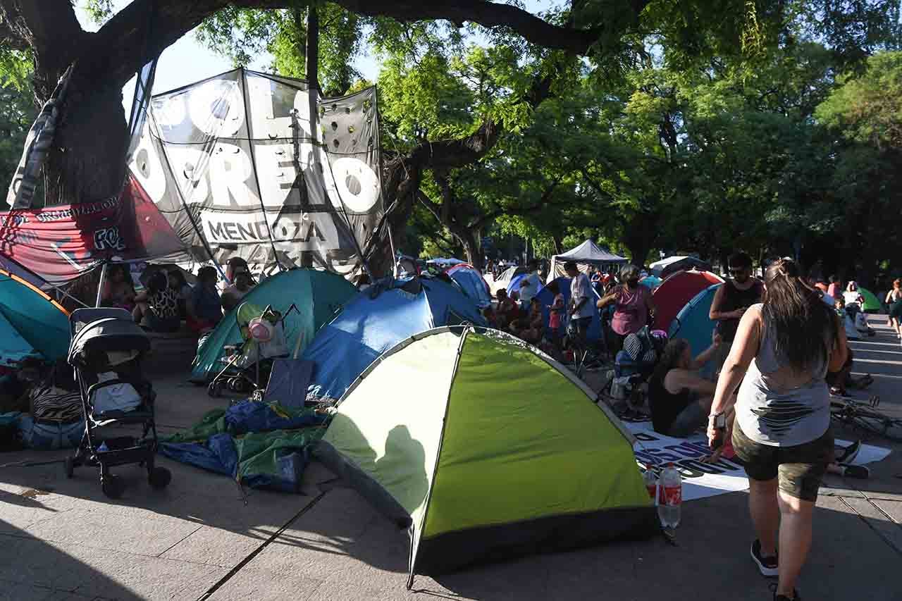 Acampe de integrantes del Polo Obrero en plaza Independencia de Ciudad.
Foto: José Gutierrez / Los Andes 