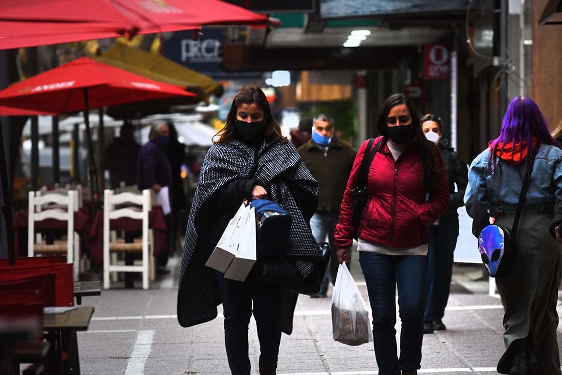 De paseo por la Peatonal Sarmiento a pesar del frío que se registra  en Mendoza