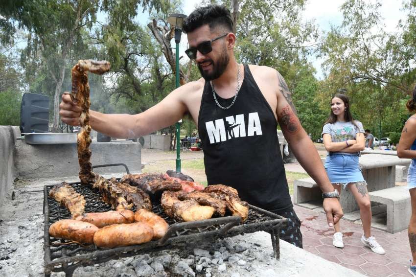 Un asador aprovecha una de las churrasqueras del Parque San Martín para un asado en familia. Archivo. | Foto: José Gutiérrez