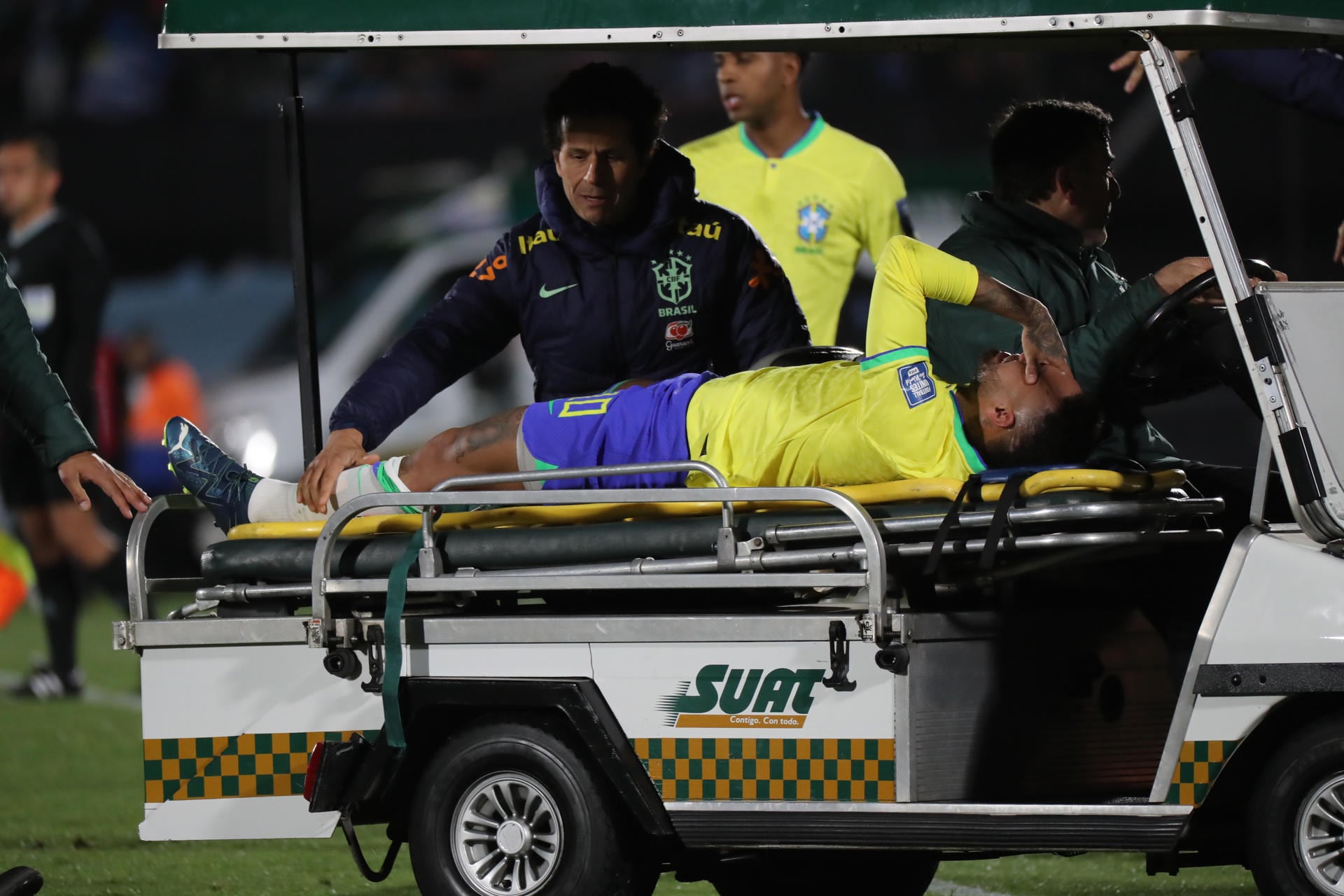 . MONTEVIDEO (URUGUAY), 17/10/2023.- Neymar de Brasil sale lesionado hoy, en un partido de las Eliminatorias Sudamericanas para la Copa Mundial de Fútbol 2026 entre Uruguay y Brasil en el estadio Centenario en Montevideo (Uruguay). EFE/Raul Martinez
