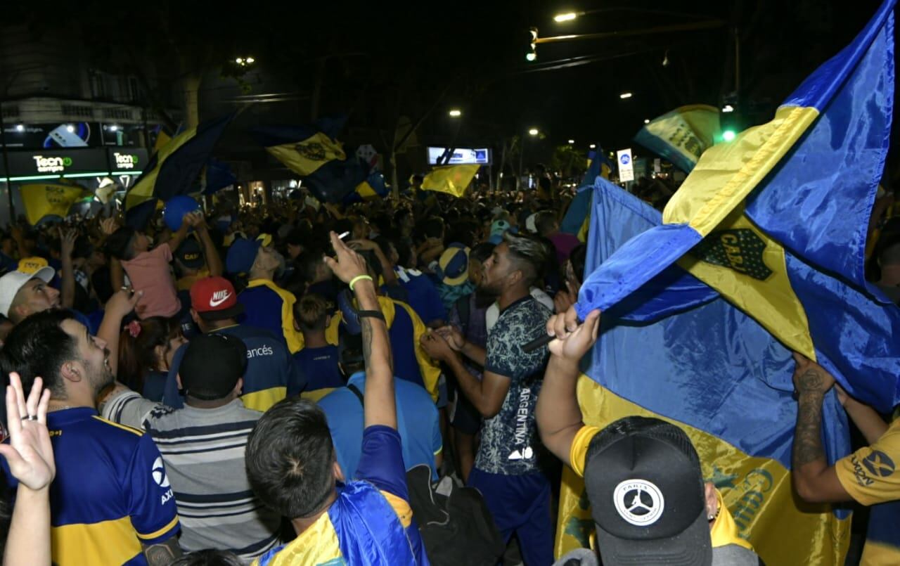 Festejos Hinchas de Boca en Peatonal y San Martín. Foto Orlando Pelichotti