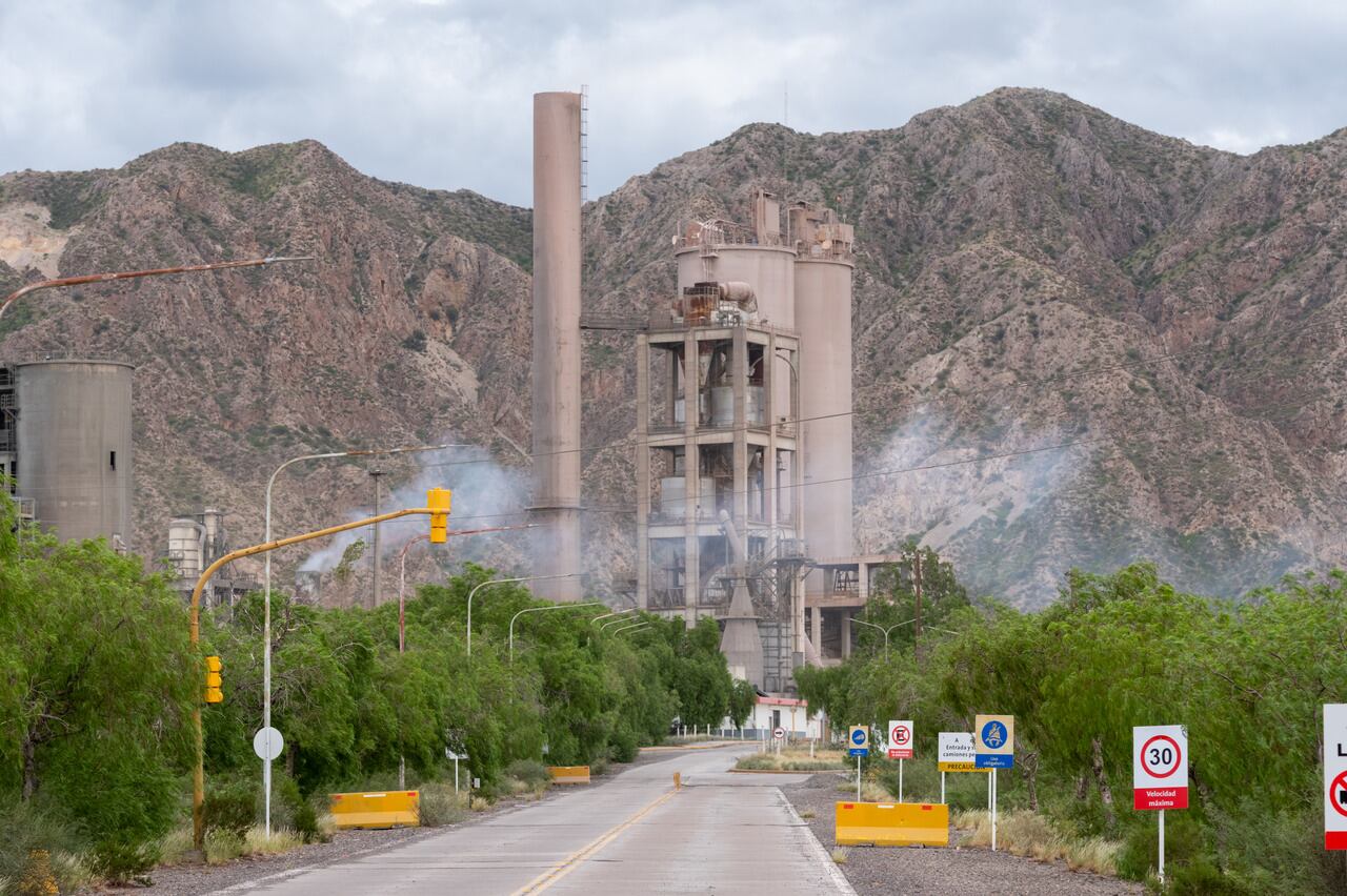 Planta de cemento Holcim ubicada en el distrito de Capdeville en la provincia de Mendoza 

Foto: Ignacio Blanco / Los Andes 