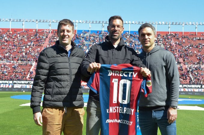 El holandés Ruud van Nistelrooy, jugadorazo que brilló en Manchester United y Real Madrid, entre otros equipos, en el Bidegain. (Prensa San Lorenzo).