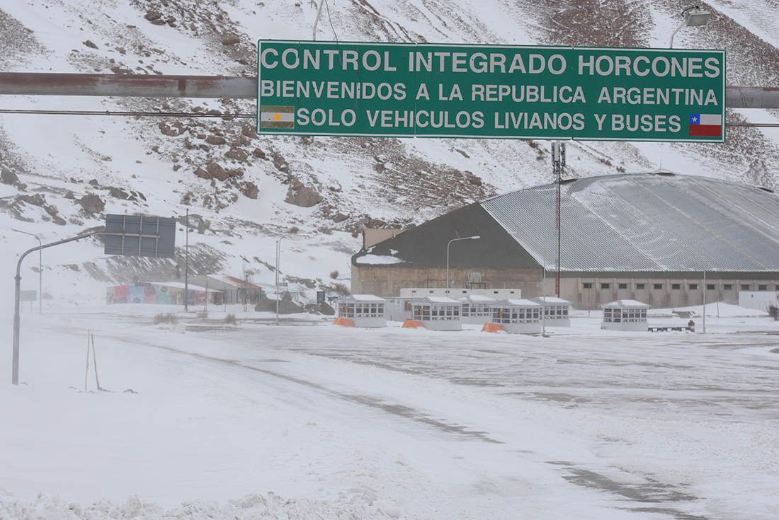 Luego de un invierno seco, la nieve llegó a la Alta Montaña y los mendocinos y turistas aprovecharon el domingo para disfrutar del paisaje y sus atractivos.