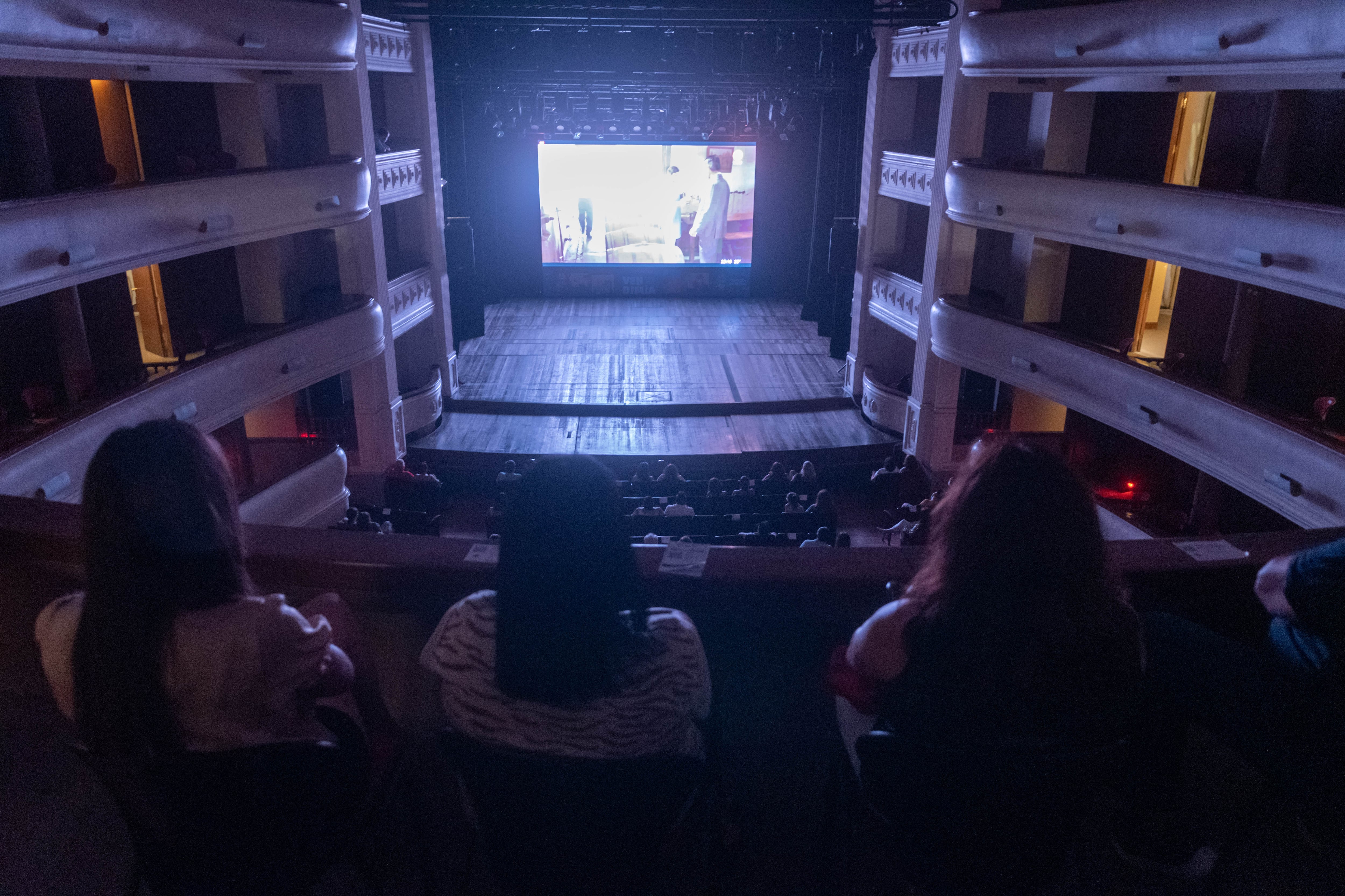 Mendoza   de marzo de 2021 Vendimia 

Las tribunas de la virtualidad: así se vivio el estreno de “Historias de Vendimia” en el teatro Independencia.

Foto: Ignacio Blanco / Los Andes  