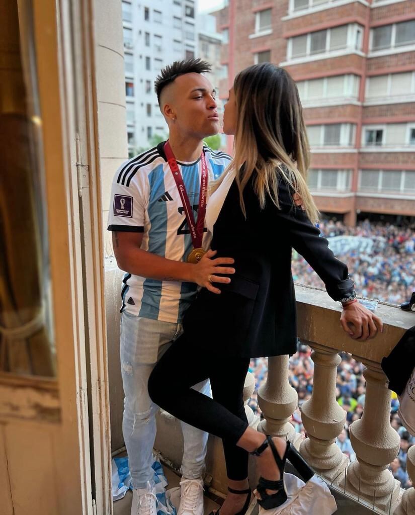 Agustina Gandolfo y Lautaro Martínez tras la final del Mundial de Qatar.