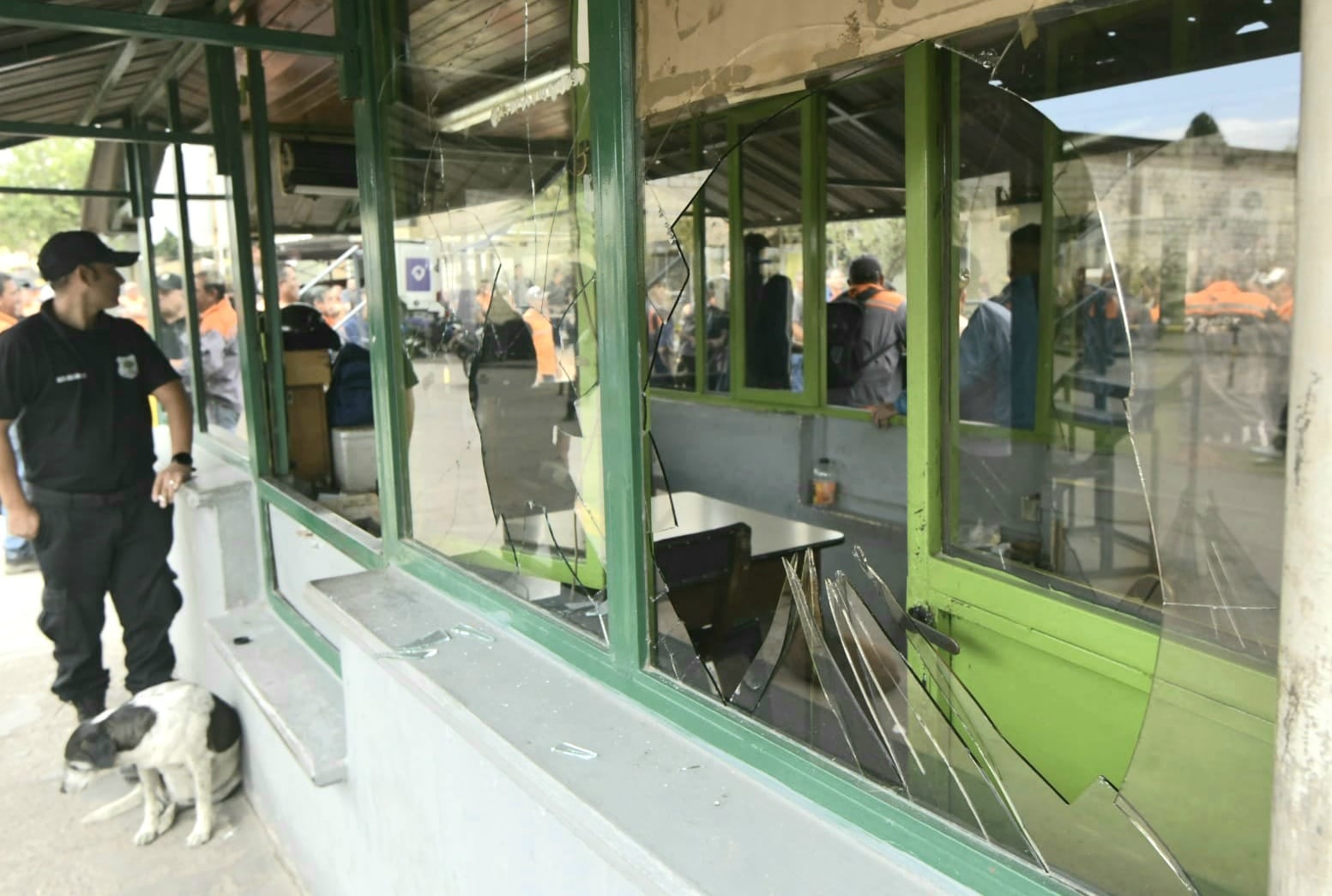 La policía reprimió la protesta que llevan adelante los empleados en el corralón municipal. Foto: Orlando Pelichotti