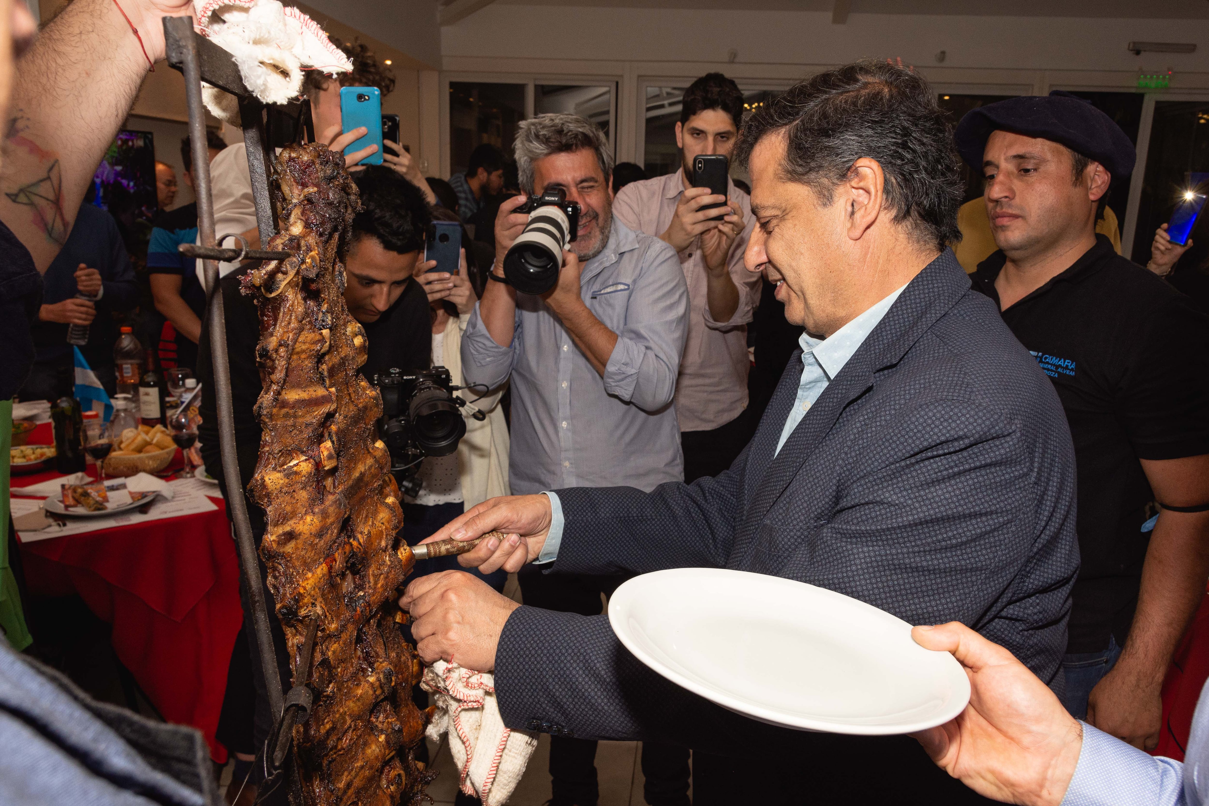 Hubo costillares para los invitados al lanzamiento de esta fiesta de General Alvear. Fue en el Club Mendoza de Regatas, del Parque San Martín.