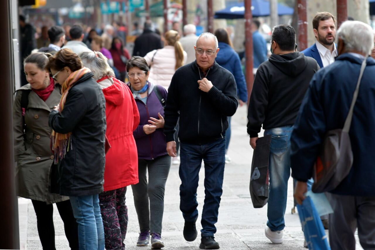 Si bien en la vía pública el uso del barbijo ha disminuido, una realidad diferente se ve en lugares cerrados como bares, restaurantes o locales comerciales y, principalmente, en el trasporte público. Orlando Pelichotti / Los Andes