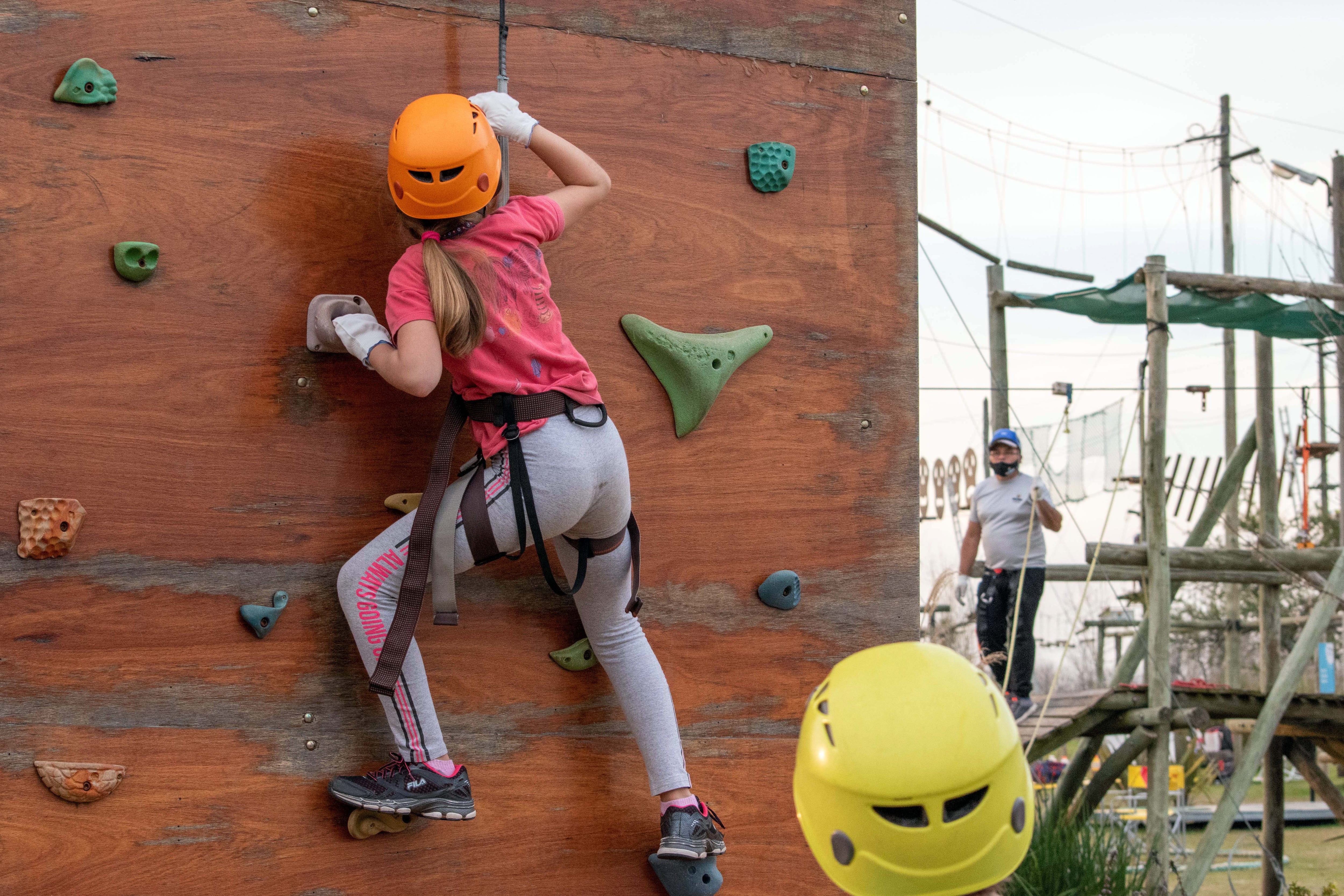 A pocos minutos de Colón, el Parque Aéreo Molino Aventuras cuenta con muros de escalada infantiles y para adultos, puentes colgantes, tirolesa, hamacas gigantes y escaleras móviles. Foto: Secretaría de Turismo y Cultura de Colón.