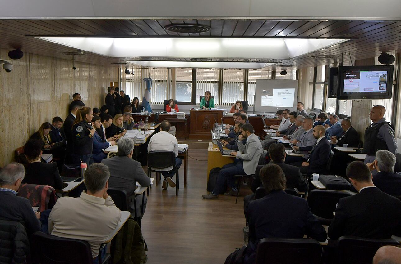 Las juezas Gretel Diamante, María Carolina Pereira y Eliana Rattá, integrantes del Tribunal Federal Oral N° 2, escuchan la declaración indagatoria del abogado Luciano Ortego (de camisa blanca), uno de los acusados como principales organizadores de la presunta banda que encabezaba el suspendido Walter Bento
Foto: Orlando Pelichotti