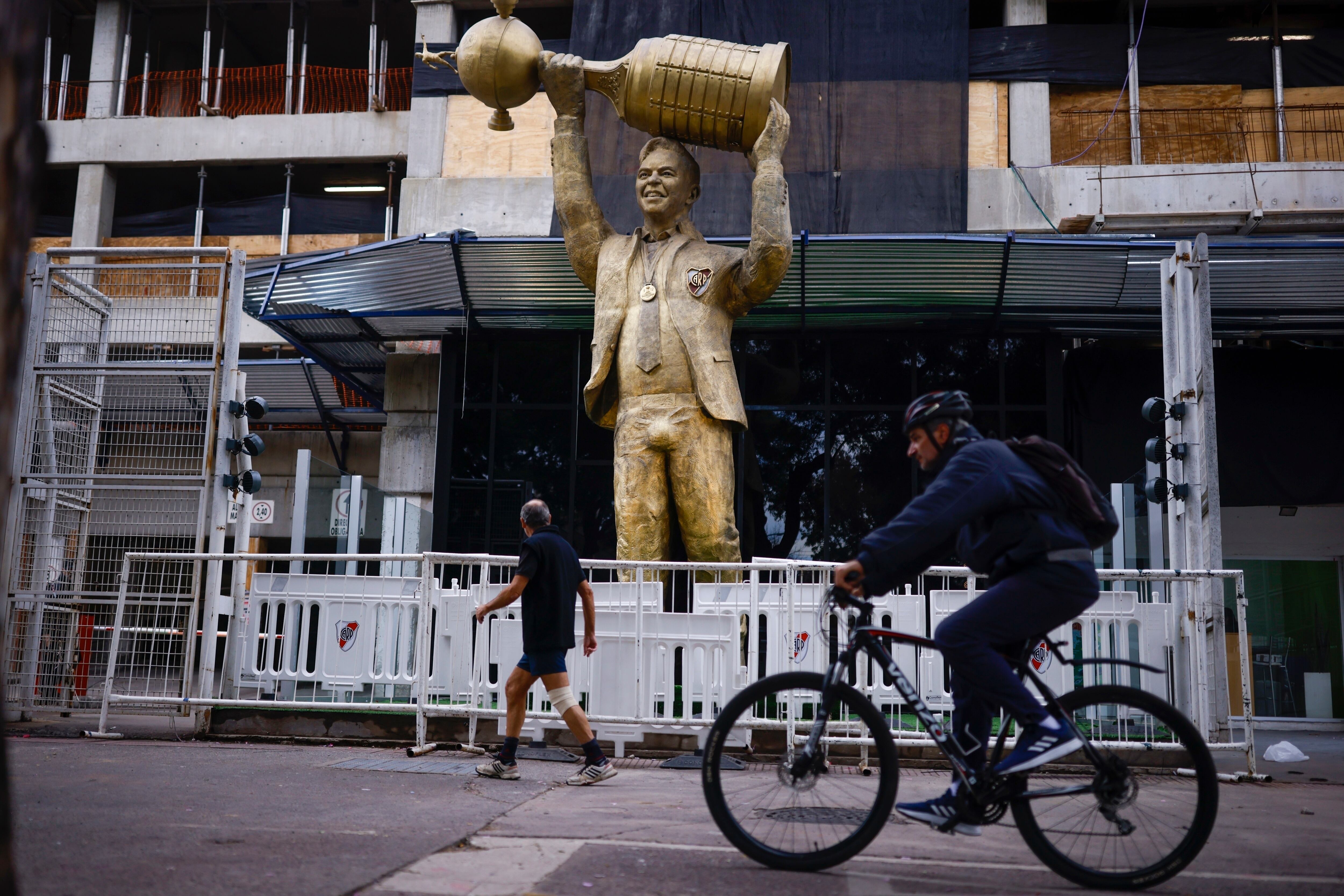 La estatua de Marcelo Gallardo, ex técnico de River Plate, afuera del estadio Monumental. 