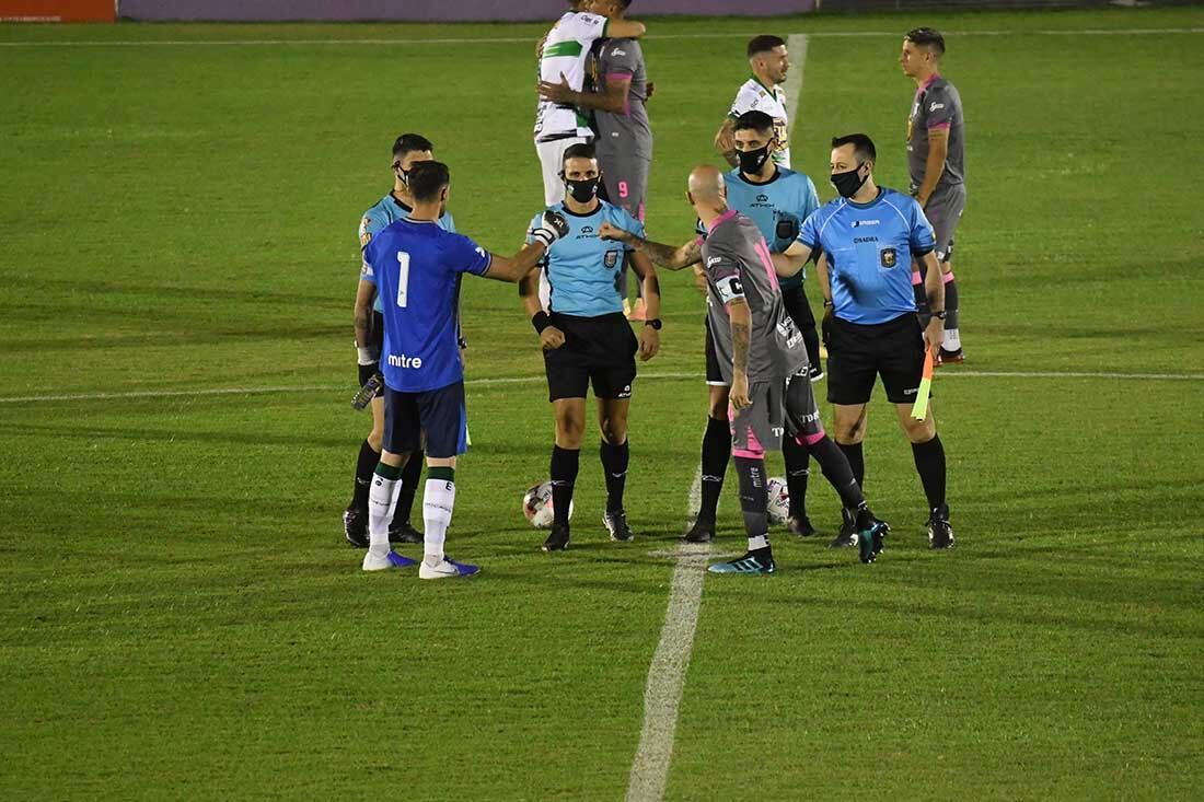 Choque de puños. Los capitanes se saludan con los árbitros antes del comienzo del partido.