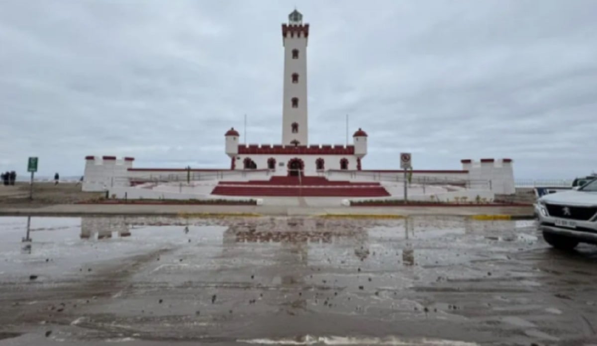 Marejadas afectaron al Faro de La Serena en Chile (Gentileza / El Día)