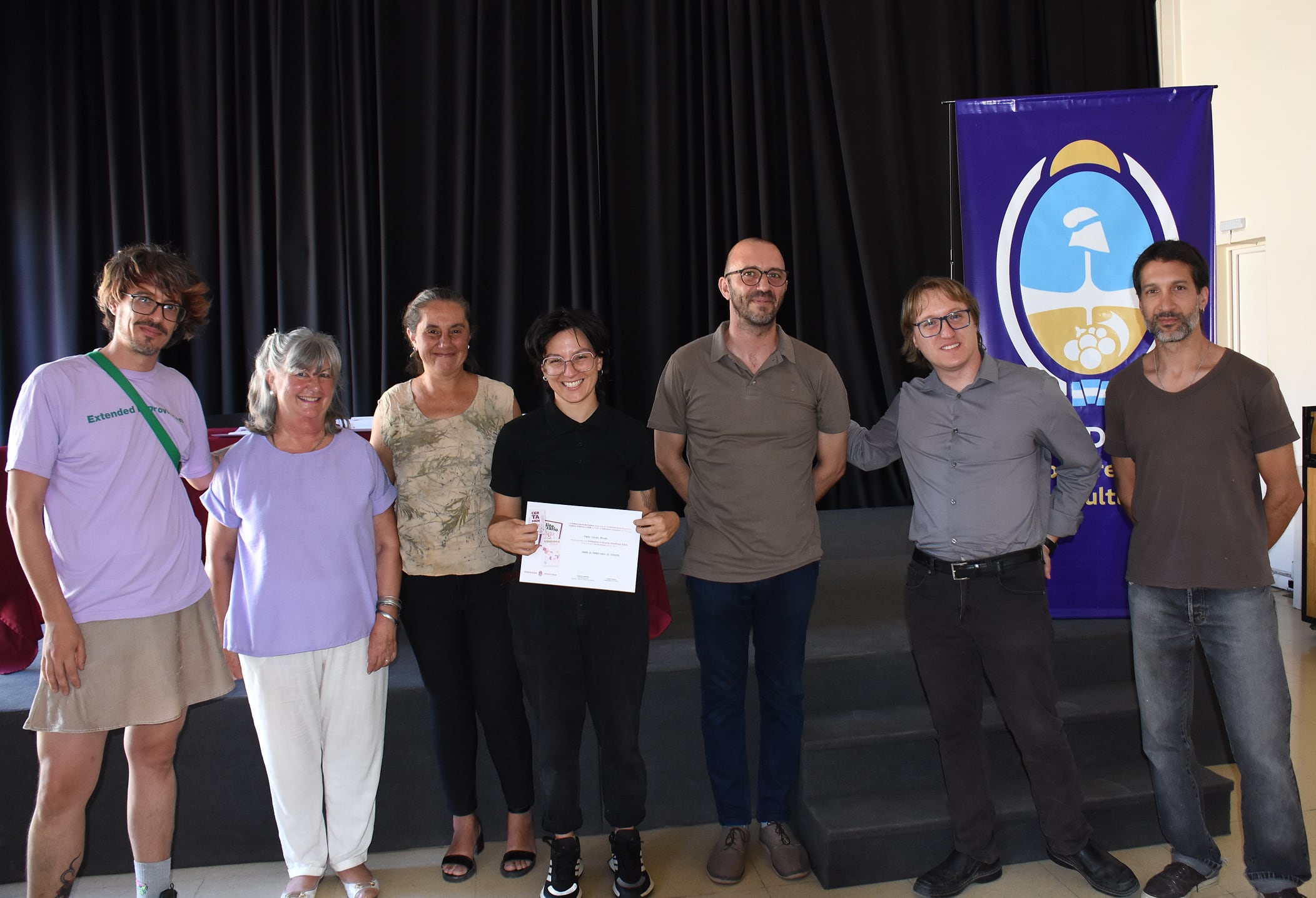 Mar Vílchez Aruani (al centro, con diploma), en la entrega de diplomas a los ganadores del Certamen Literario Vendimia 2024. La mendocina ganó el premio en dramaturgia por su obra de teatro Nada se rompe como un corazón.