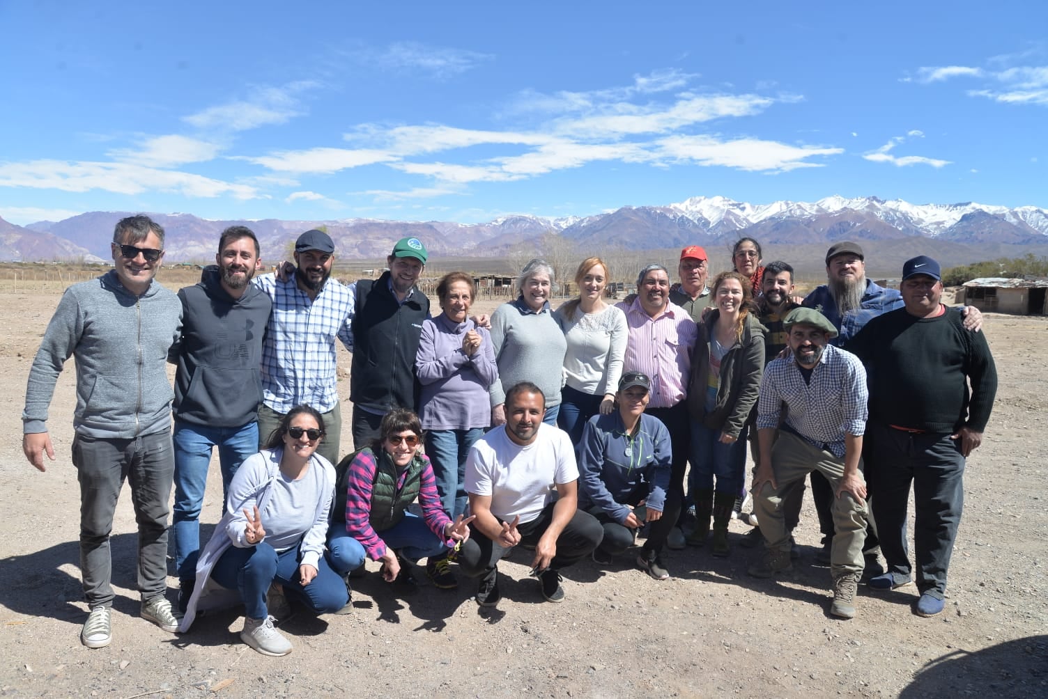 La senadora nacional Anabel Fernández Sagasti junto a productores de Uspallata y funcionarios nacionales.