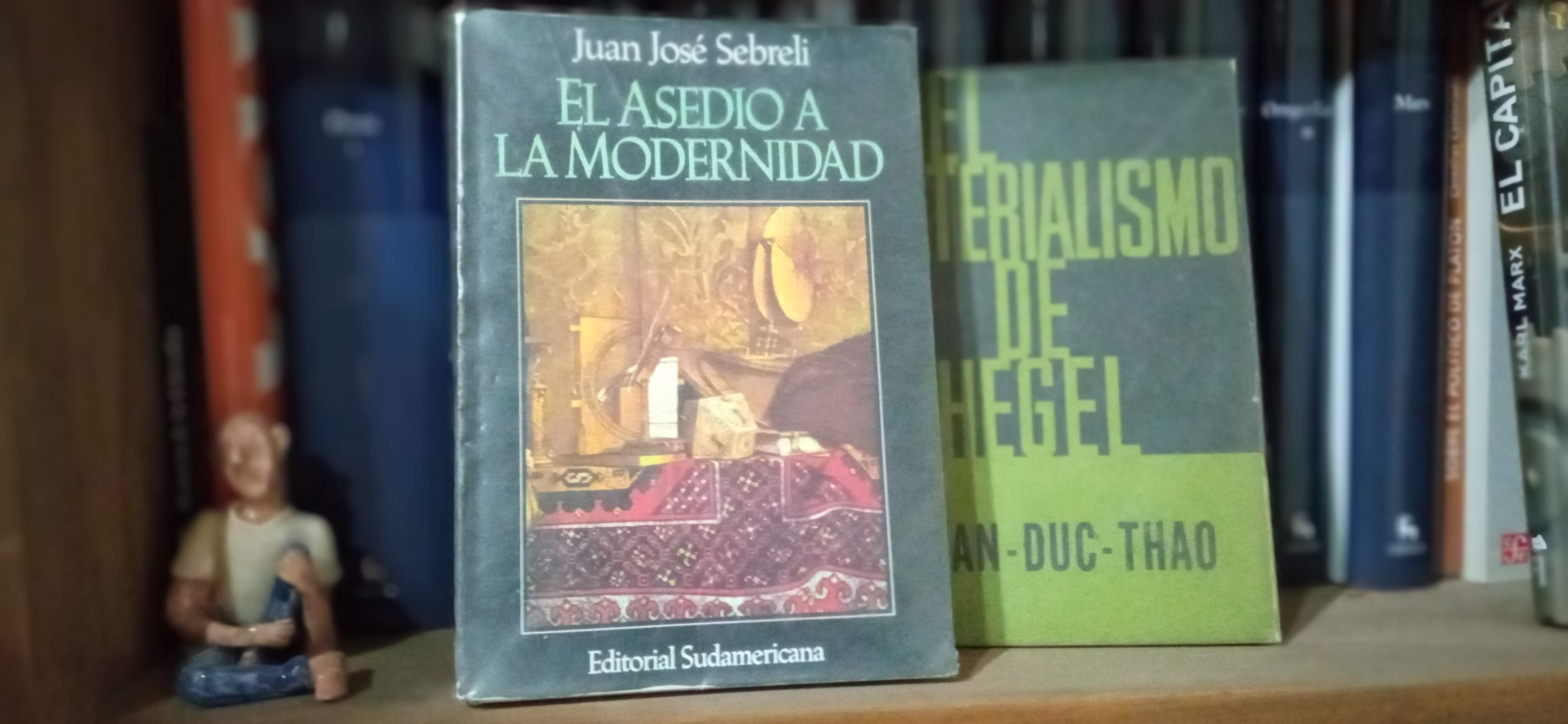 Un ejemplar de la primera edición de "El asedio a la modernidad" y otro de su traducción "El materialismo de Hegel".