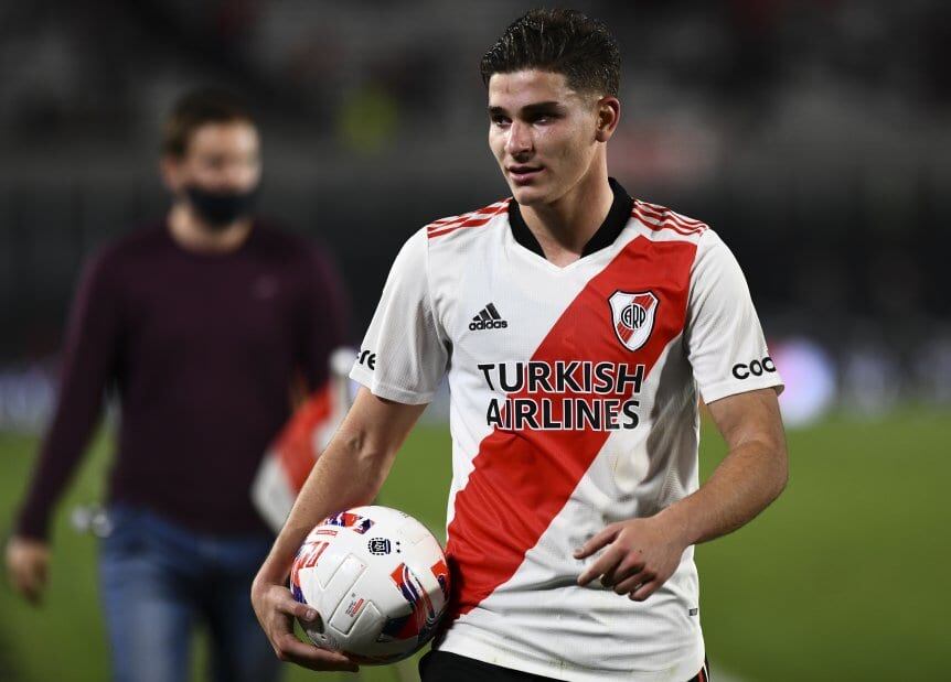 Julián Álvarez se llevó la pelota de recuerdo, tras su primer hattrick en Primera para darle la victoria a River sobre San Lorenzo y dejarlo más puntero que nunca.