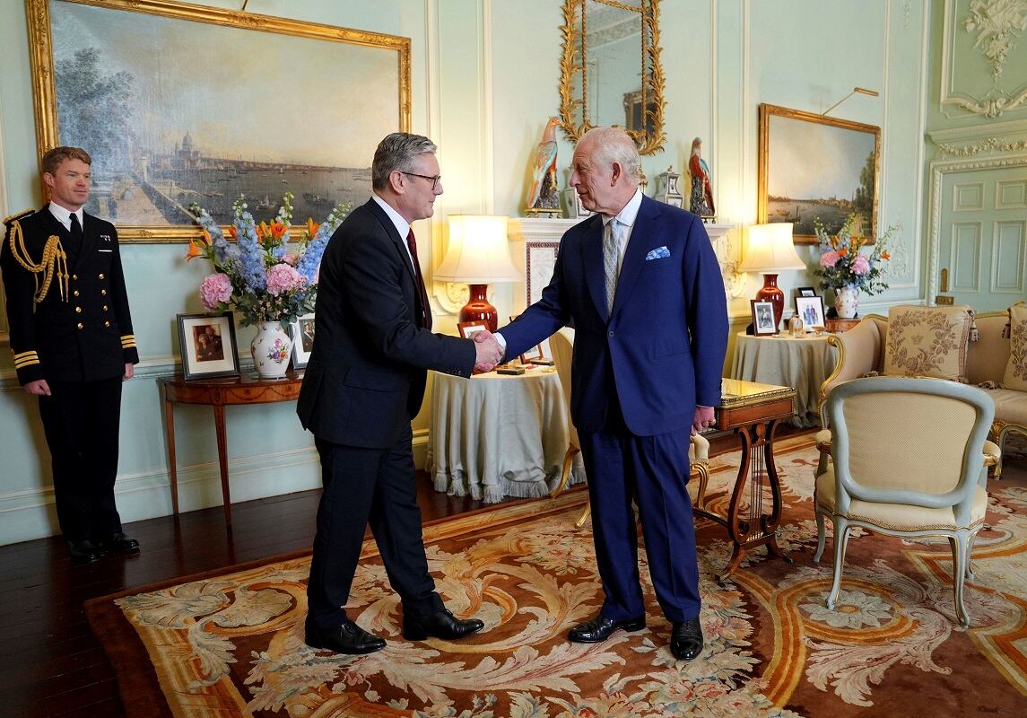 El primer ministro de Reino Unido, Keir Starmer, junto al rey Carlos (Gentileza)