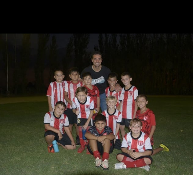 El DT de la Selección se encuentra en su pueblo natal y visitó uno de los clubes de fútbol para saludar a los jugadores. Instagram CAP.