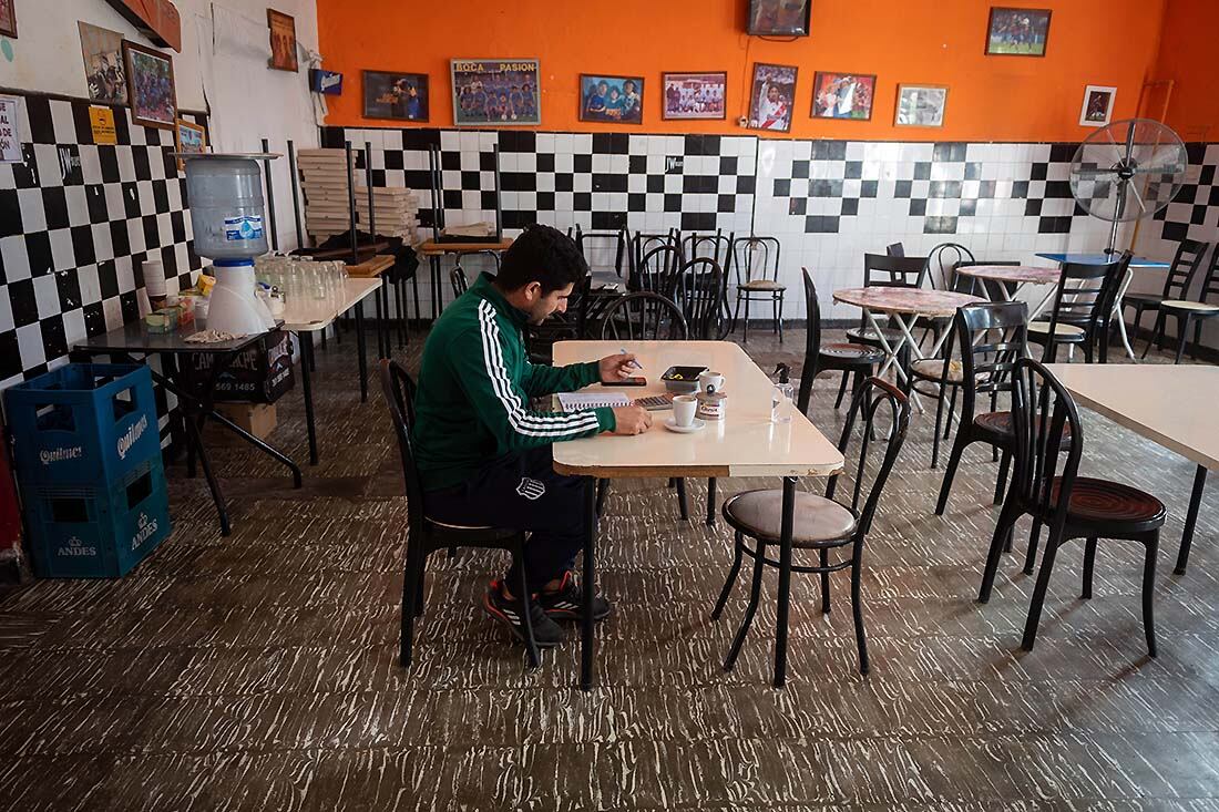 La mayoría ha optado por usar el sistema “take away” en el bar Cambalache.
