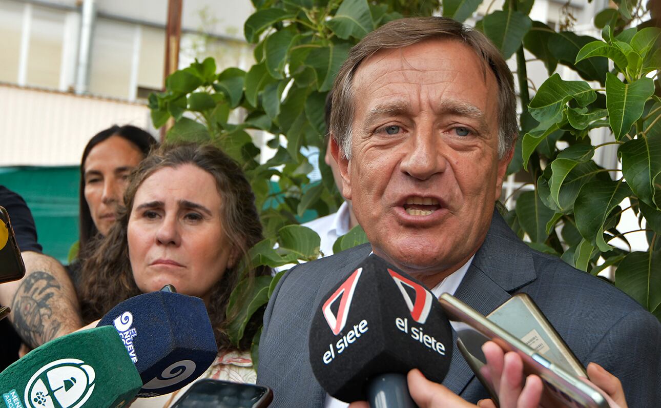  El Gobernador Rodolfo Suarez, junto Alfredo Cornejo,  a la ministra de Salud, Desarrollo Social y Deportes, Ana María Nadal y el gerente general de FUESMEN, Rodolfo Montero, participará de la inauguración de nuevo equipamiento de la institución.
Foto: Orlando Pelichotti 