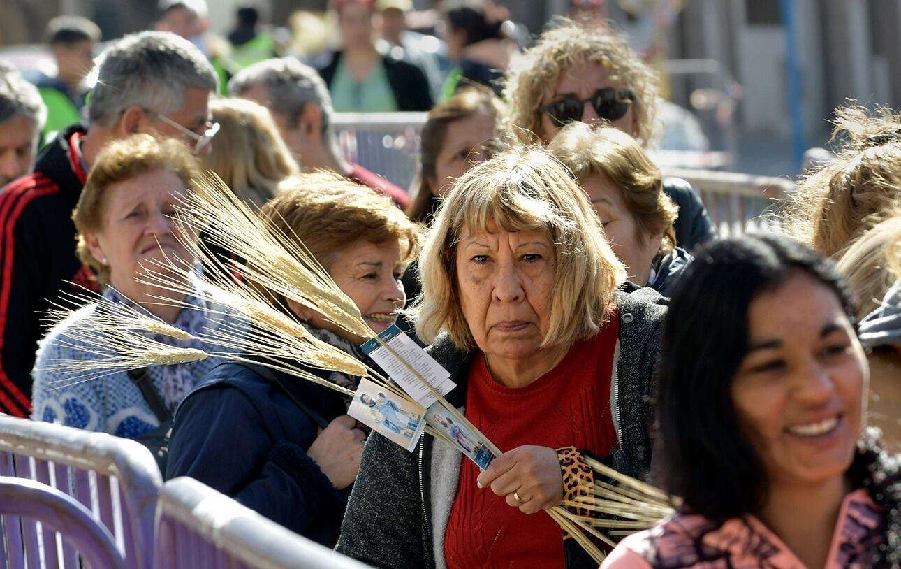 Una gran multitud de fieles se acercaron a la Parroquia de San Cayetano en Godoy Cruz. Foto: Orlando Pelichotti / Los Andes