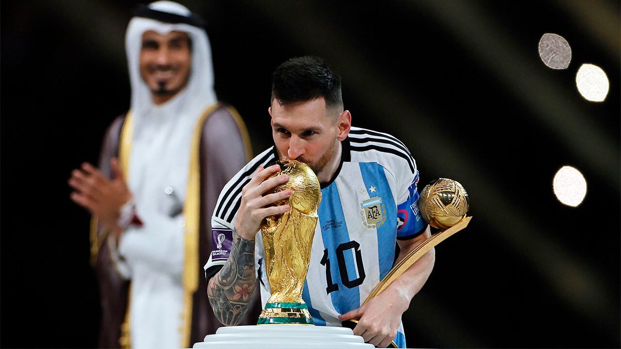 Lusail (Qatar), 18/12/2022.- Lionel Messi (R) of Argentina kisses the trophy after winning the FIFA World Cup 2022 Final between Argentina and France at Lusail stadium, Lusail, Qatar, 18 December 2022. Argentina won 4-2 on penalties. (Mundial de Fútbol, Francia, Estados Unidos, Catar) EFE/EPA/Ronald Wittek
