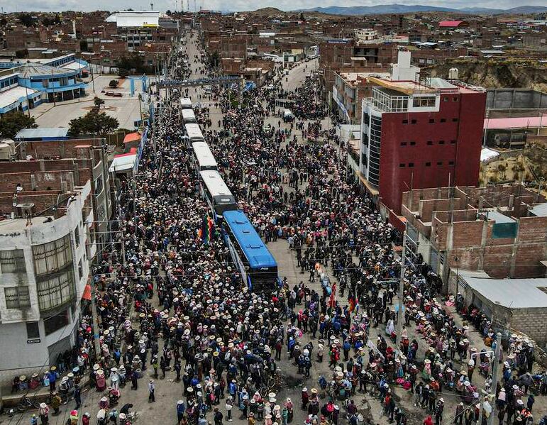 Los cortes de ruta en centenares de puntos del país afectan al transporte de mercadería. (La Nación Perú)